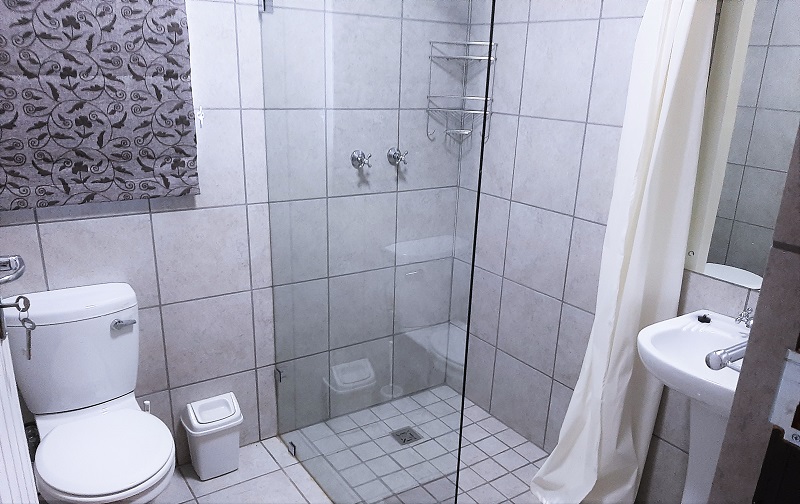 BreedeOewer Selfsorg Huisies naby Swellendam Badkamergeriewe
